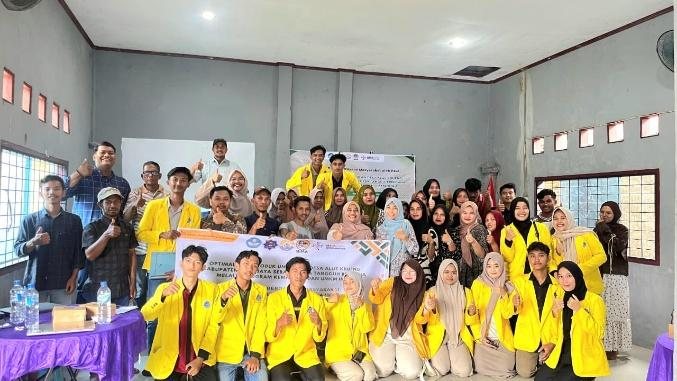 Foto kelompok mahasiswa dan mitra kegiatan